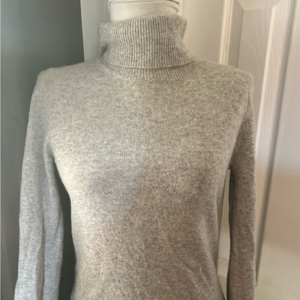 100% cashmere BCBG max Zaria grey turtleneck sweater small perfect!!